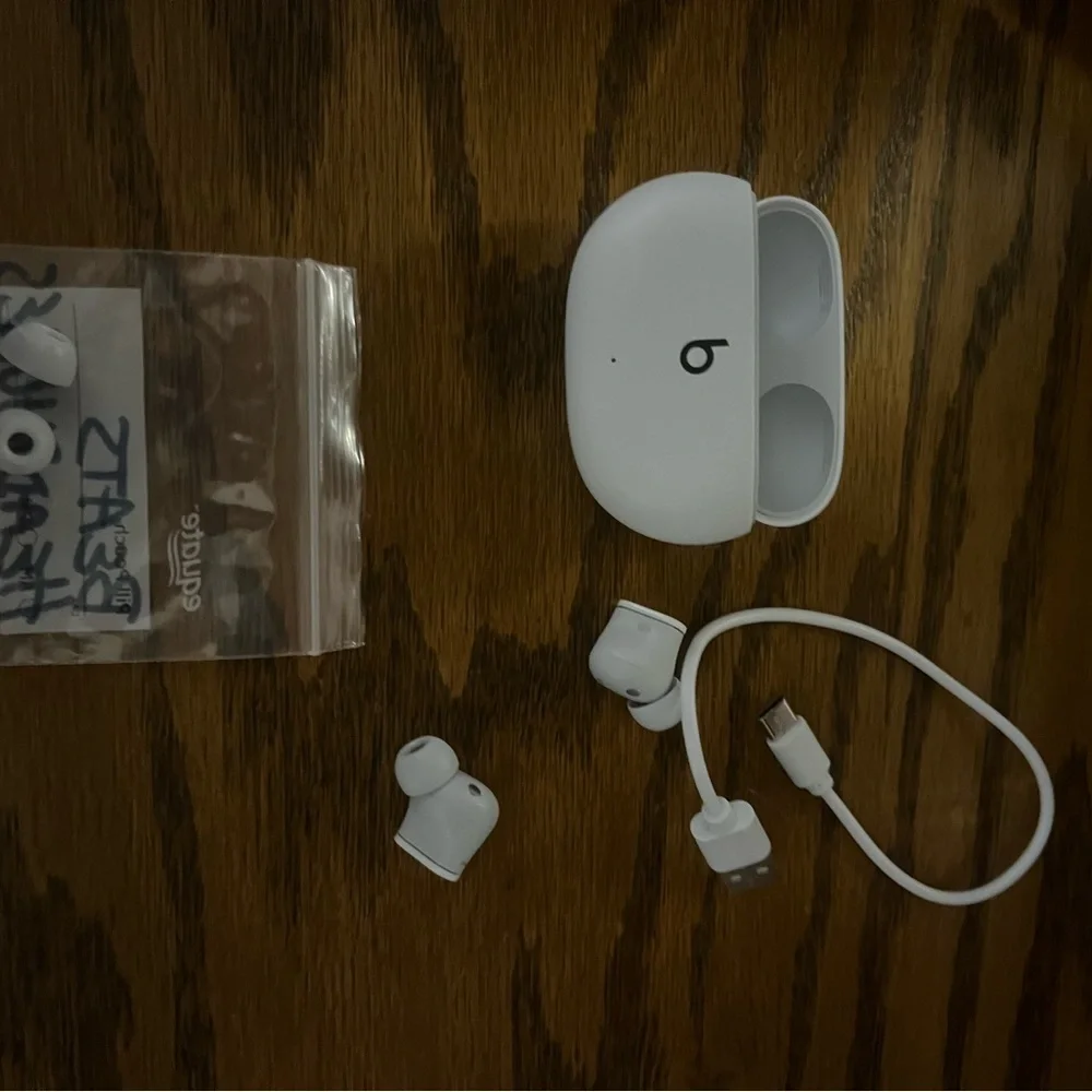 Beats Studio White  Wireless Earbuds - Picture 3 of 3